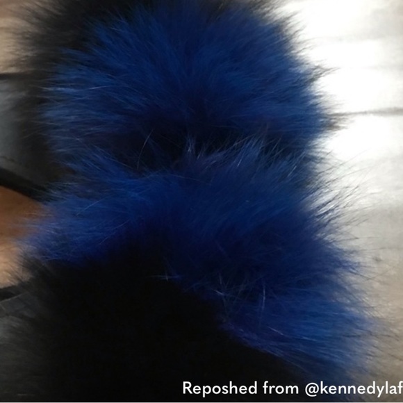 STEVE MADDEN NAVY BLUE BLACK POM POM FLUFFY SANDAL KITTEN HEELS - Picture 4 of 5